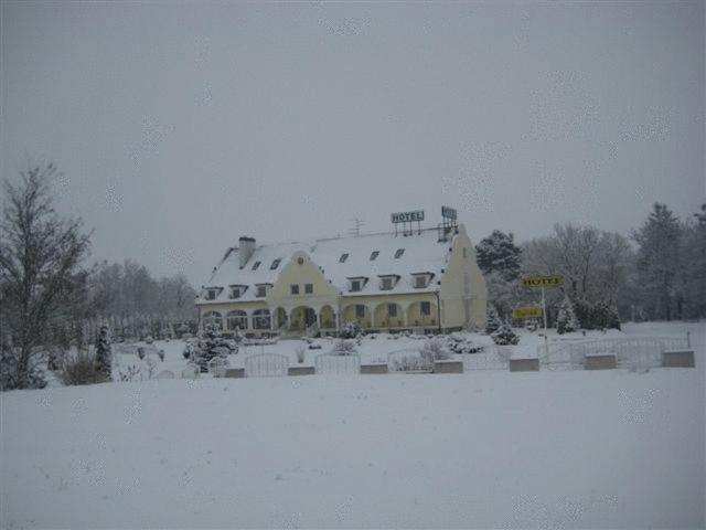 Barokk Hotel เฮกเยชฮาโลม ภายนอก รูปภาพ